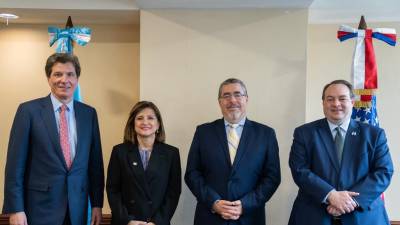 Arévalo y la vicepresidenta electa de Guatemala se reunieron con el subsecretario de Estado para crecimiento económico, energía y medio ambiente de Estados Unidos, José W. Fernández.