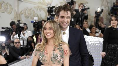 Suki Waterhouse y Robert Pattinson.