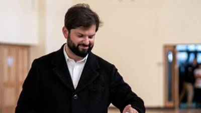 El presidente de Chile, Gabriel Boric, al depositar su voto en el plebiscito sobre una nueva propuesta de Constitución.