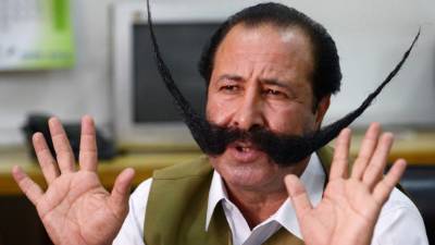 El bigote de Malik Afridi mide 76 centímetros.