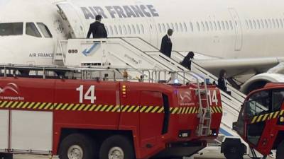 Un paciente que presentaba temblores fue evacuado del avión por el personal sanitario del aeropuerto de Madrid.