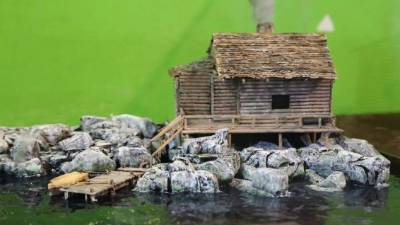 Una preciosa casa del lago, su techo está elaborado con más de 2,000 tejas.