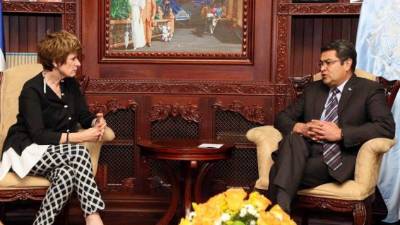 El presidente de Honduras Juan Orlando Hernández y la alta comisionada adjunta de Derechos Humanos de la ONU Kate Gilmore durante una reunión en Tegucigalpa. EFE.