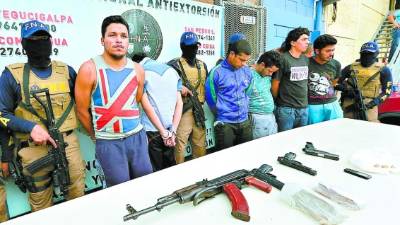 Junto a la evidencia fueron puestos ante la Fiscalía.