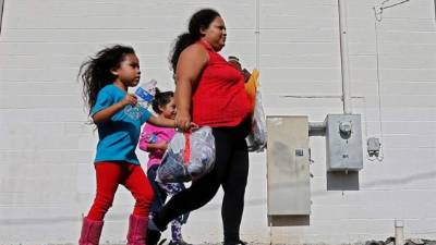 Otros 431 padres ya no se encuentran en Estados Unidos y el juez ha urgido a que esta semana se presente un plan para que éstos también puedan ser reagrupados con sus hijos cuanto antes.EFE