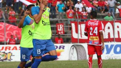 El delantero Ángel Tejeda celebra su gol ante Real Sociedad.