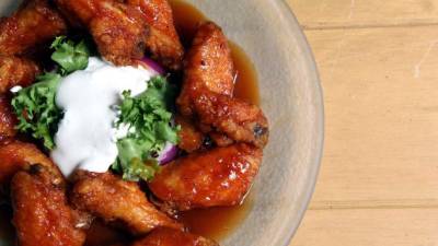 Las alitas pueden acompañarse con diferentes salsas o aderezos.