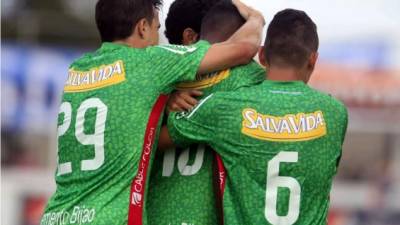 Los jugadores del Marathón celebrando el gol de la victoria sobre Motagua.