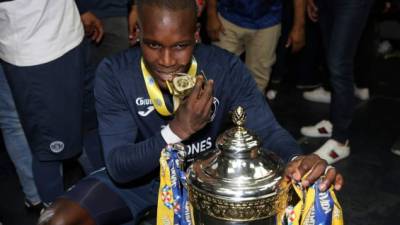 Rubilio Castillo celebrando con la Copa 16 del Motagua y la medalla de campeón.