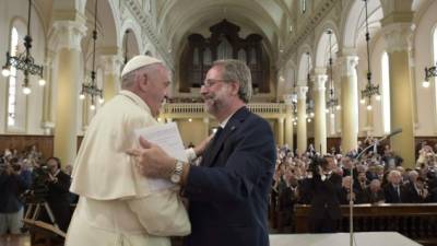 El Papa Francisco se abraza con el pastor Valdense durante su visita a la iglesia en Turín.