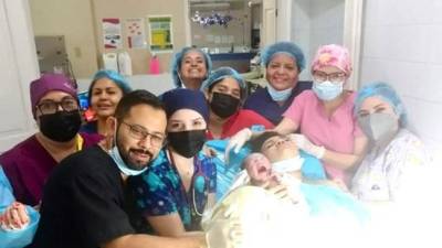 El equipo médico, que asistió en el parto a la madre de la recién nacida, se tomó varias fotografías que fueron publicadas en las redes sociales del Hospital San Felipe.