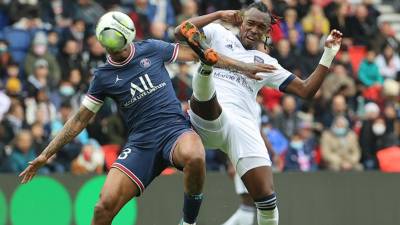 Alberth Elis en la disputa de la pelota con el zaguero Kimpembe.