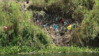 Vista de restos en una orilla del río Bravo, desde Matamoros (México). Imagen de archivo.