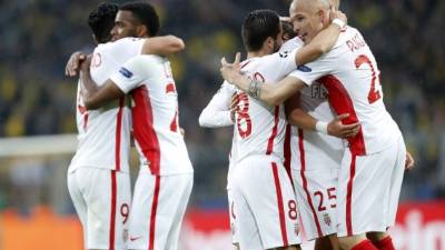 FRT16 DORTMUND (ALEMANIA), 12/04/2017.- Jugadores del AS Monaco celebran un gol frente al Borussia Dortmund durante el partido de ida de los cuartos de final de la Liga de Campeones en el Signal Iduna Park de Dortmund, Alemania, hoy, 12 de abril de 2017. EFE/FRIEDEMANN VOGEL