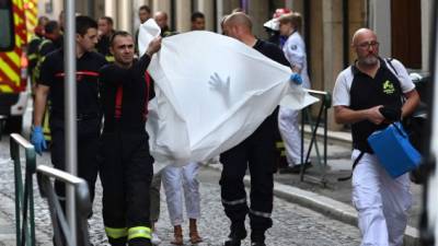 Aunque no se reportan víctimas mortales, las autoridades policiales francesas evacuaron y acordonaron la zona del incidente en tanto comienza las investigaciones.