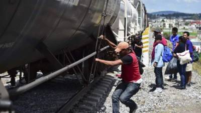Foto de archivo de Diario La Prensa de migrantes que suben al tren 'La Bestia'.