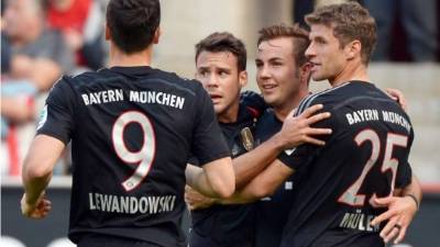 Mario Götze celebra su gol con Juan Bernat y Thomas Müller. Robert Lewandowski corre a unirse al festejo.