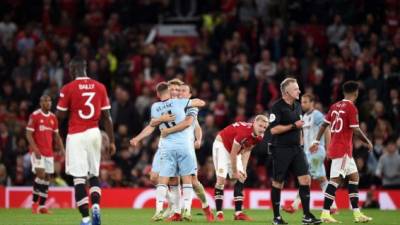 La decepción era evidente en la plantilla y cuerpo técnico del Manchester United. Foto AFP.