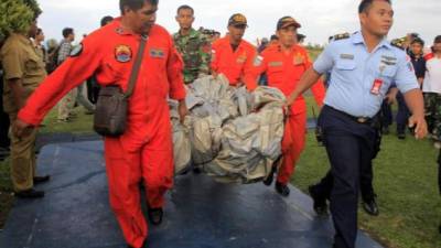 Los equipos de rescate encontraron hoy en el mar de Java varios cadáveres y restos del Airbus 320-200 de AirAsia que desapareció el domingo, con 162 personas a bordo. EFE