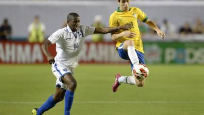 Boniek García marca al brasileño Oscar durante el amistoso.