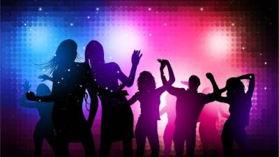 Trabajar muchas horas puede producir un aumento de consumo de alcohol y salir más a fiestas.