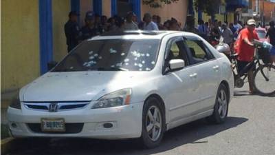 Las víctimas quedaron tendidas dentro del carro donde se transportaban.