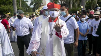 El cardenal Leopoldo Brenes (c), participa de una procesión en la catedral durante la clausura del congreso mariano y el fin de la peregrinación de la imagen de la virgen de Fátima, hoy, en Managua (Nicaragua). EFE/Jorge Torres