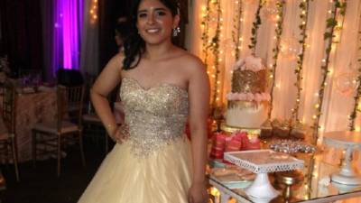 Andrea López escogió un vestido en tono dorado de strapless que la hizo lucir bella.