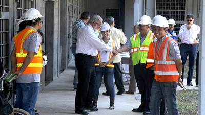 Monseñor Romulo Emiliani, presidente del comité, durante la reanudación de los trabajos del centro penal. Foto: W. Escoto