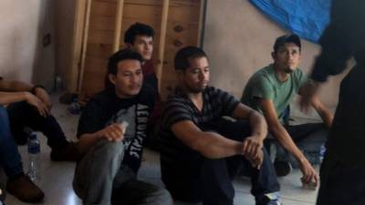 Los migrantes estaban retenidos en el segundo piso de una casa, y lograron ser liberados tras gritar a policías que hacían un operativo en la zona./Reforma.