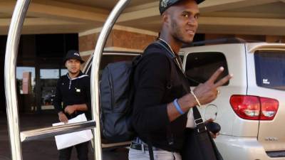 Beckeles y Mario a su llegada al hotel de concentración de la Bicolor. Foto Josué Banegas