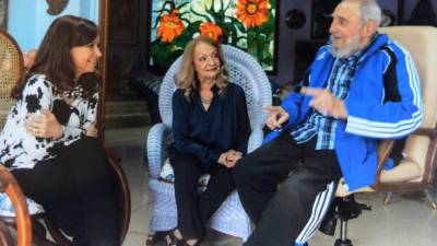 La presidenta de Argentina, Cristina de Kirchner durante su visita en La Habana a Fidel Castro y su esposa Dalia Soto del Valle.