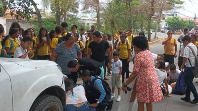 Los jóvenes fueron trasladados de urgencia a un centro asistencial de La Ceiba.