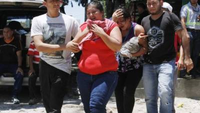 Familiares lloraban ayer por la muerte de Mario Orellana.