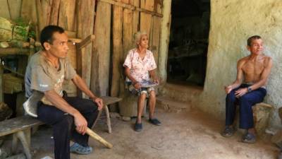 Rosa López, abuela de las jóvenes, clama por saber del paradero de su hija Teresa, quien desde que se dejó de su yerno no volvió.