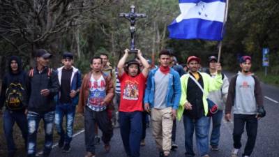 La caravana de hondureños migrantes se encuentra cerca Quezaltepeque, en el departamento de Chiquimula. Fotos: AFP