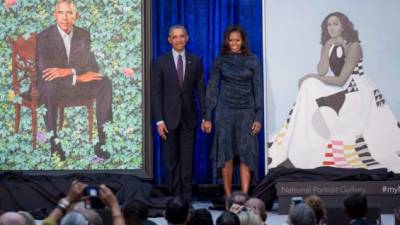 El expresidente Barack Obama y su esposa, Michelle, presentaron sus retratos oficiales en la Galeria Nacional del museo Smithsonian en Washington D.C.//AFP.