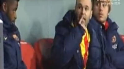 El mediocampista del FC Barcelona, Andrés Iniesta, tuvo una confrontación verbal con un aficionado del Athletic que estaba al lado del banquillo.