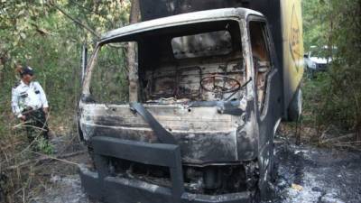 En un terreno baldío en el sector de Ticamaya fue hallado quemado el camión.