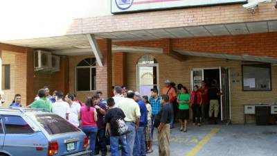 Limitaron el ingreso de familiares; ni pacientes en silla de ruedas pueden entrar acompañados.