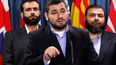 Abdullah Almalki (C), Muayyed Nureddin (D) y Ahmad El Maati, liberados en 2004 sin cargos, regresaron a Canadá proclamaron su inocencia y demandaron al Estado.