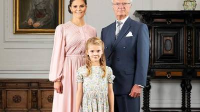 El monarca posó con la princesa heredera Victoria y su nieta Estela, tercera en la línea de sucesión.