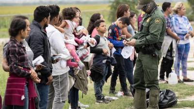 Un grupo de migrantes se entrega a la Patrulla Fronteriza tras cruzar ilegalmente la frontera sur de EEUU.