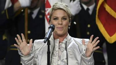 La cantante Pink al momento de comenzar a cantar el himno de EEUU.