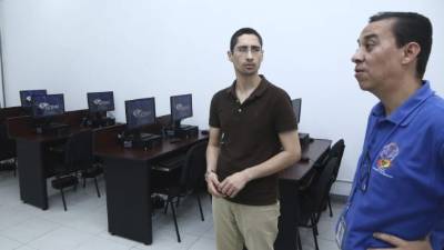 El docente José Vásquez (i) trabaja con colegas en los preparativos del evento.