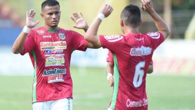 Walter Martínez celebrando su Golazo con Jairo Puerto.