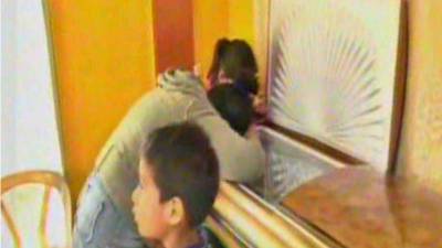 La madre del joven asesinado llora la partida de su hijo.