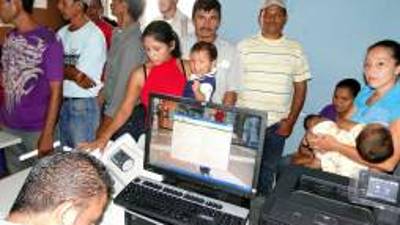 La oficina del RNP es atendida por dos empleados.