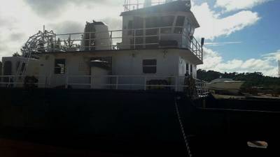 La nave que estaba en reparación en un astillero, sufrió daños en la parte interna.