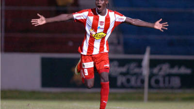 Rubilio Castillo celebra su primer gol del partido.